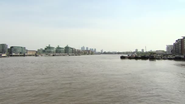 Utsikt Över Themsen Och Zooma Canary Wharf — Stockvideo