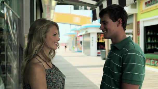 Adolescent Couple Parler Sur Jetée — Video