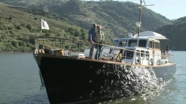 Couple Sénior Agitant Bateau Flottant — Video