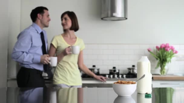 Pareja Con Tazas Cocina Hora Del Desayuno — Vídeo de stock