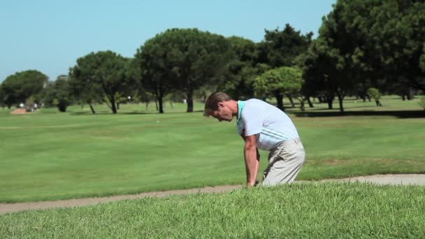 在高尔夫球场的沙坑成熟的人 — 图库视频影像