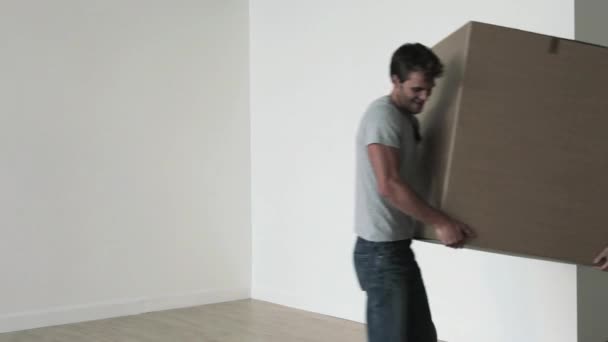 Genç Çift Odaya Kutu Taşıyor — Stok video