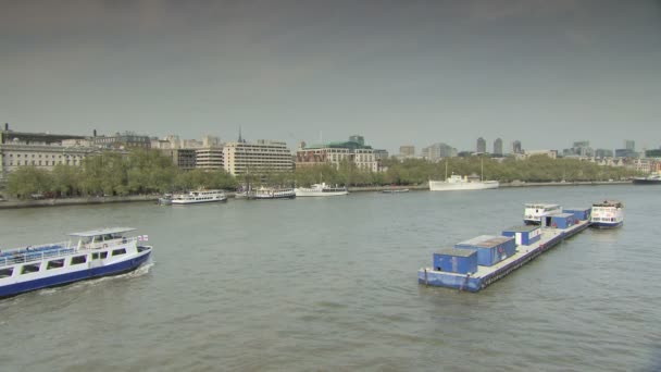 Σκάφη Στον Ποταμό Τάμεση Ορίζοντα Του Λονδίνου — Αρχείο Βίντεο