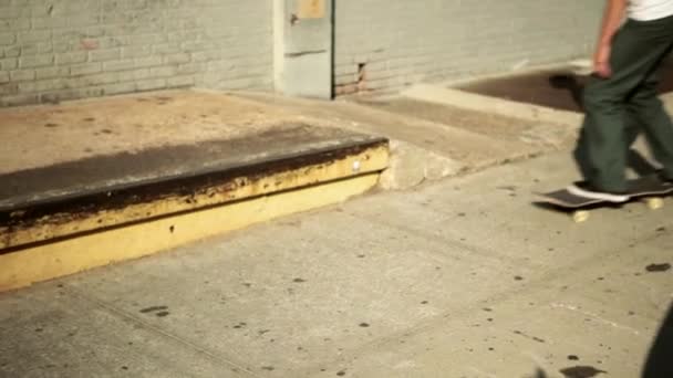 Skateboarder Doing Trick Sidewalk — Stock Video