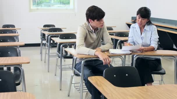 Викладач Середньої Школи Який Допомагає Студенту — стокове відео