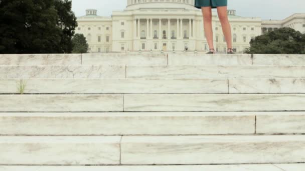 Amerika Birleşik Devletleri Kongre Binasının Önünde Duran Bir Kız — Stok video