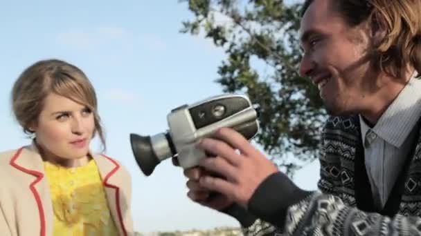Homem Filmando Quando Namorada Soprando Chiclete — Vídeo de Stock