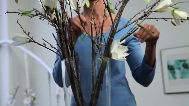 Зрелая Женщина Расставляет Цветы Вазе — стоковое видео