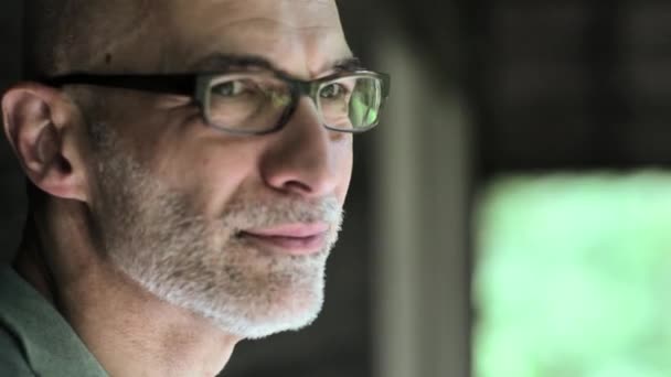 戴眼镜的高级男士的特写微笑 — 图库视频影像