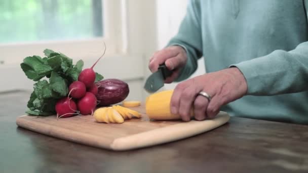 Senior Homem Cortando Legumes Tábua Corte — Vídeo de Stock