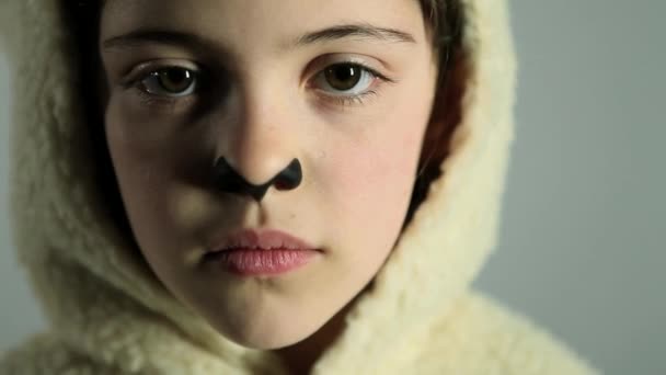 Koyun Gibi Giyinmiş Ciddi Görünümlü Genç Bir Kız — Stok video