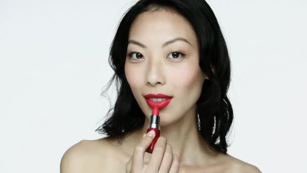 Jeune Femme Appliquant Rouge Lèvres Rouge — Video