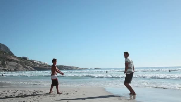 Vader Zoon Spelen Bal Het Strand — Stockvideo