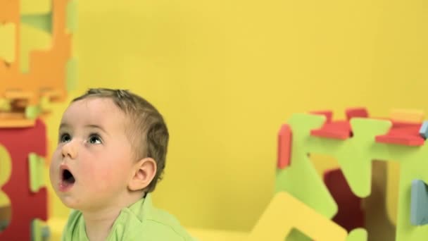 Bébé Garçon Jouer Avec Jouet Alphabet Lettres — Video