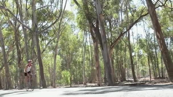 Jovem Ciclismo Longo Estrada — Vídeo de Stock