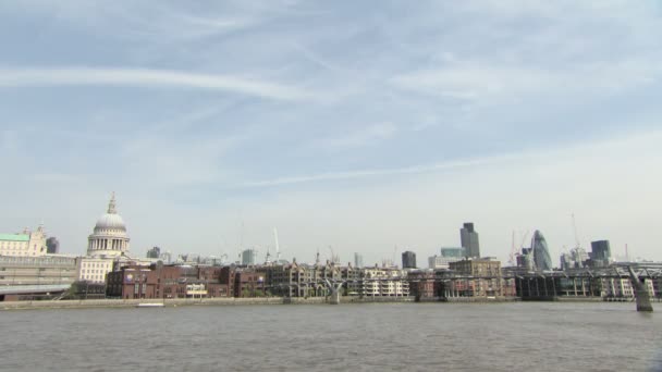 Themsen Och Stadsbilden Kamera Zooma Sky — Stockvideo