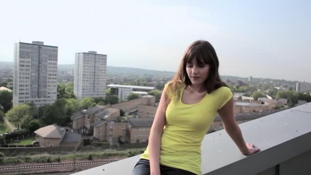 Jeune Femme Regardant Paysage Urbain — Video