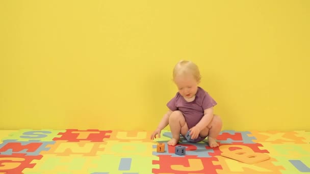 Niña Jugando Con Letras Alfabeto Juguete — Vídeos de Stock