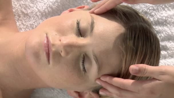 顔のマッサージを持つ女性のオーバー ヘッド ビュー — ストック動画