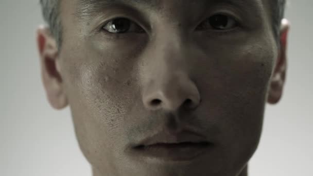 Close Van Volwassen Chinese Man Kijken Camera — Stockvideo