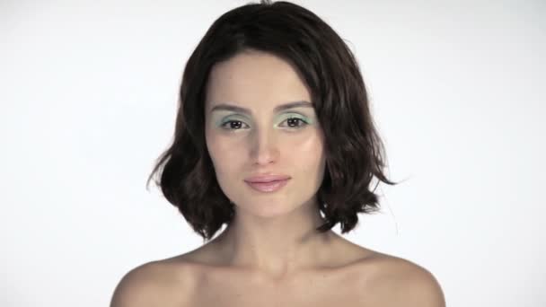 Giovane Donna Che Mette Dito Sulle Labbra — Video Stock
