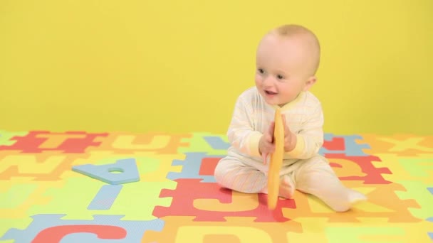 赤ちゃん男の子遊びますおもちゃのアルファベット文字 — ストック動画