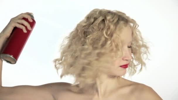 白色背景用发胶的年轻妇女 — 图库视频影像