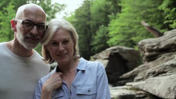 Couple Âge Mûr Affectueux Dans Scène Rurale — Video