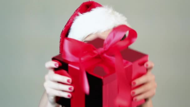 Felice Giovane Donna Cappello Babbo Natale Con Regalo Natale — Video Stock