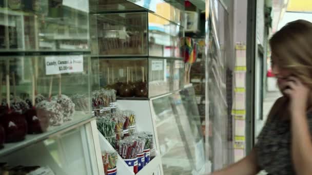 Şekerci Dükkanının Yanındaki Cep Telefonundaki Kız — Stok video
