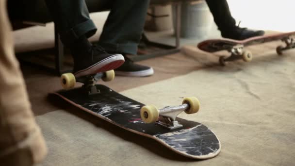 Skater Flipping Deskorolka Stopami Zbliżenie — Wideo stockowe