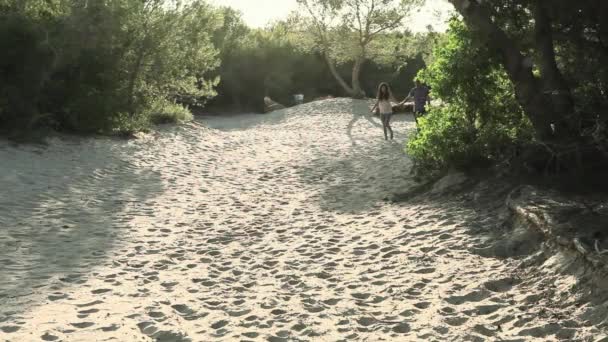 Εμπρόσθια Όψη Του Νεαρό Ζευγάρι Περπάτημα Στην Άμμο — Αρχείο Βίντεο