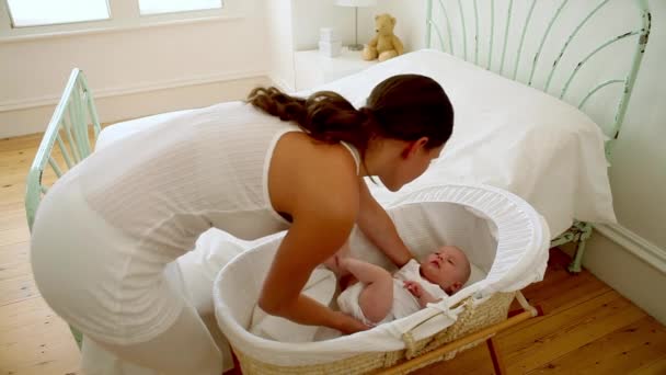 Cansado Mãe Colocando Bebê Berço Deitado Cama — Vídeo de Stock