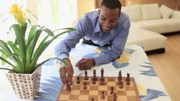 Молодой Человек Играет Шахматы Гостиной — стоковое видео