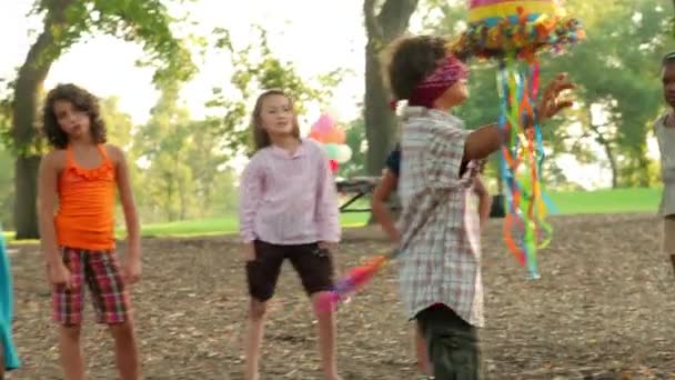 Jongen Verjaardagsfeestje Raken Pinata — Stockvideo