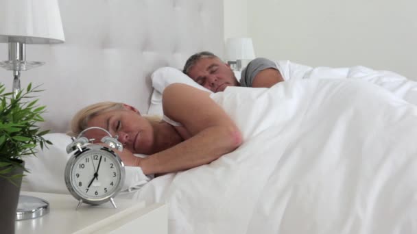 Pareja Madura Durmiendo Cama Blanca — Vídeos de Stock