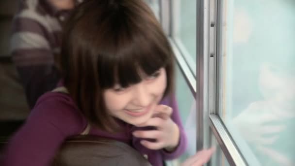 Chica Niño Saludando Desde Autobús Escolar — Vídeos de Stock