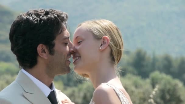 在乡村环境中亲吻新婚夫妇的特写 — 图库视频影像