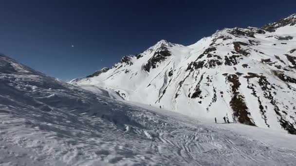 Mensen Met Skilift Skigebied — Stockvideo