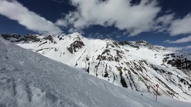 Homem Snowboard Fazer Salto Estância Esqui — Vídeo de Stock