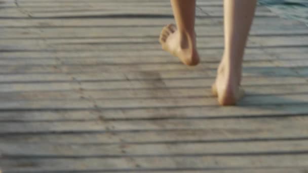 Mujer Joven Caminando Embarcadero — Vídeo de stock