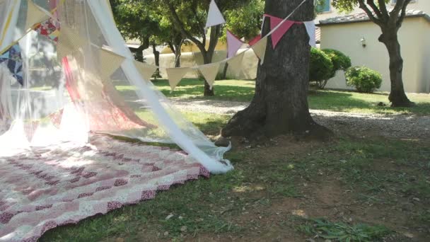 Meisje Zittend Speeltent Tuin — Stockvideo