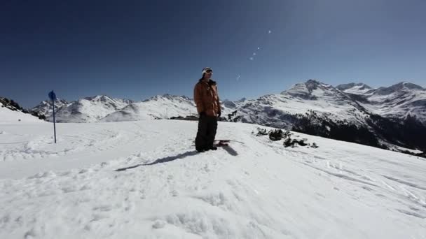 Snowboarder Βλέπουν Προβολή Χιονοδρομικό Κέντρο — Αρχείο Βίντεο