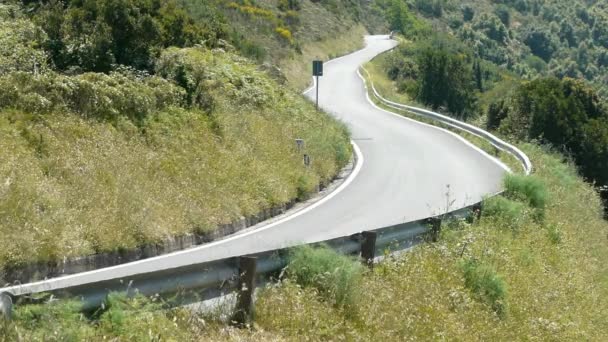 Estrada Vazia Nas Montanhas — Vídeo de Stock