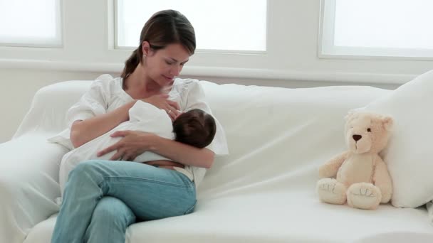 Madre Amamantando Bebé Niña Sofá — Vídeos de Stock