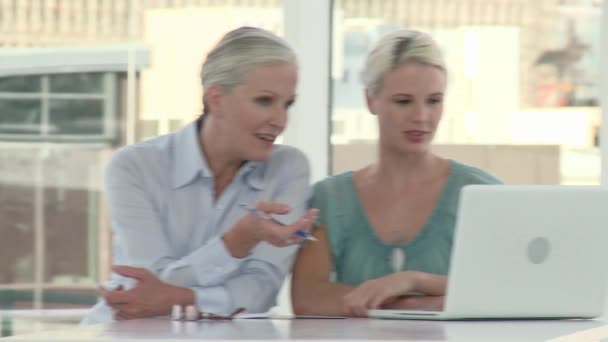 Två Affärskvinnor Som Använder Laptop Office — Stockvideo