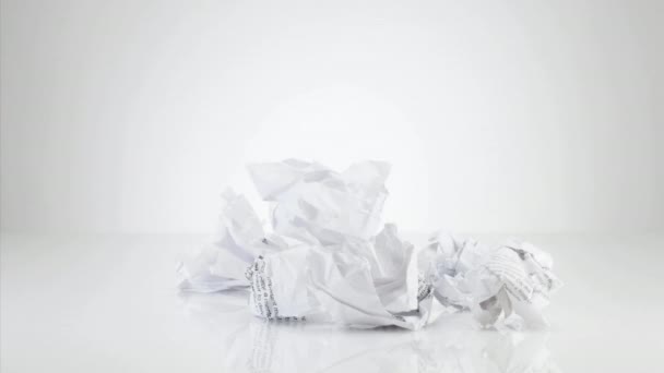 Morceaux Papier Froissés Formant Une Pile Sur Fond Blanc — Video