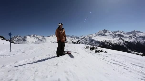 Snowboarder Mirando Estación Esquí — Vídeos de Stock