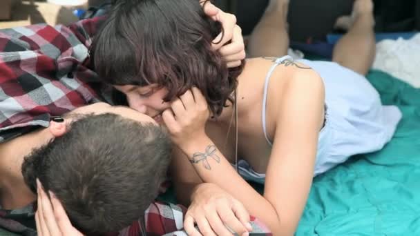 一对年轻夫妇躺在一起亲吻 — 图库视频影像
