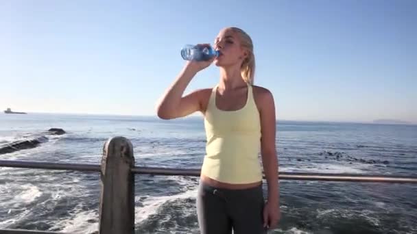 Mujer Joven Bebiendo Agua Mineral — Vídeo de stock